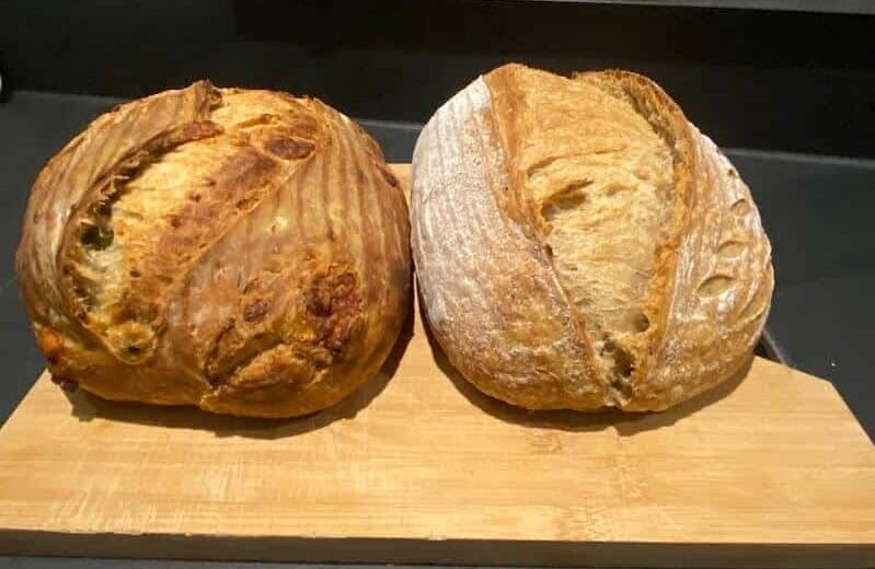 zuurdesem broden op houten snijplank e1770802668780