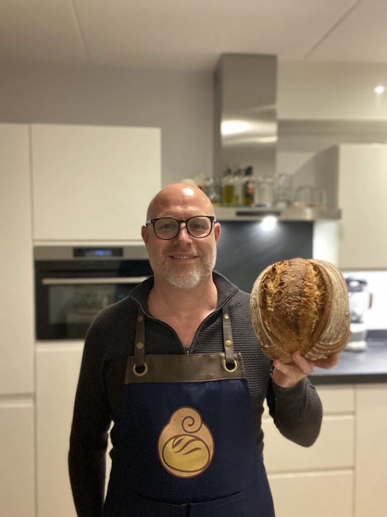 Over zuurdesem-bakken.nl 1 Ik ben Mathijs, zuurdesembakker & cursusleider. Met mijn cursussen help ik je stap voor stap het perfecte zuurdesembrood te bakken.